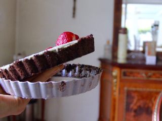 30、抹茶草莓挞(Matcha Strawberry Tart),小心的把蛋挞从模里取出来