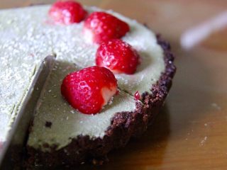 32、抹茶草莓挞(Matcha Strawberry Tart),切开一小块儿