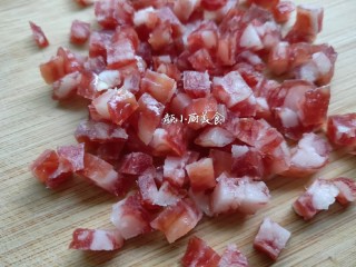 6、萝卜糕,腊肠洗净切成粒。