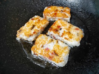 13、萝卜糕,锅中倒入少许食用油烧热，把切好的萝卜糕放入锅中煎，煎至两面金黄色。