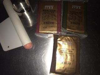 1、桃山皮玫瑰花月饼,准备材料,我都是买的,如果时间充裕,桃山皮也可以自制。