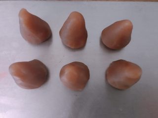 2、桃山皮玫瑰花月饼,准备夹馅,15克一个,搓成顶部略尖,下面略宽可以放平的样子,备用。