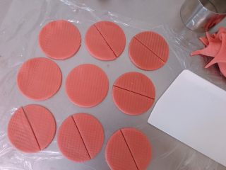4、桃山皮玫瑰花月饼,一朵花至少6个圆形,8到9个更漂亮,用刮刀把圆形中间切开,每个花瓣再用手压扁压大一点,如果你的切模够大就不用了。