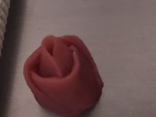 5、桃山皮玫瑰花月饼,先用一片把夹馅包住,中间不要露馅。