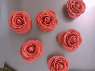 9、桃山皮玫瑰花月饼,这几朵是16片花瓣以上的,比较漂亮点。