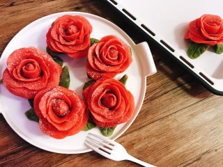 12、桃山皮玫瑰花月饼,出炉可以撒点糖粉。