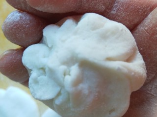 10、油炸汤圆,包严即可。