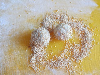 14、油炸汤圆,没有面包糠，就滚一下白芝麻。