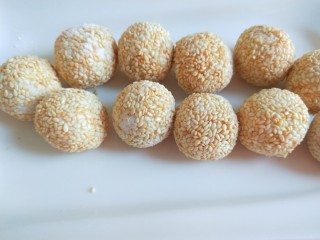 15、油炸汤圆,全部滚好了在烧油锅。