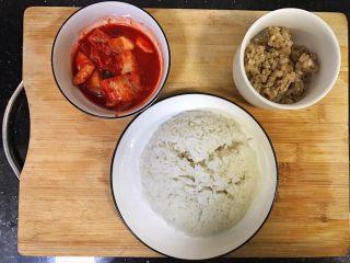 3、超满足便当（5）,米饭蒸好 因为包子要吃 临时蒸的米饭 加上之前剩下的肉末和泡菜