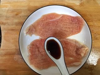 6、超满足便当（5）,肌鸡胸肉切开两片 用刀背小力砍一砍 放入生抽