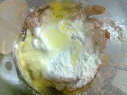 2、香酥虾滑,加蛋清、玉米淀粉、盐、胡椒、料酒，入料理机打成泥