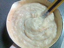 3、香酥虾滑,逐次加清水，用两双筷子沿一个方向充分搅拌，每次都等水份吸收再加，直到合适的浓稠度，这个时候下入沸水就是虾滑了