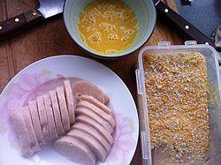 6、香酥虾滑,准备一只鸡蛋打散，面包糠，少许面粉，锅内坐油烧热