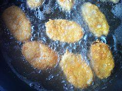 7、香酥虾滑,将虾滑依次裹薄薄的面粉，沾满鸡蛋液，再裹满面包糠入油锅炸，中火煎至两面金黄