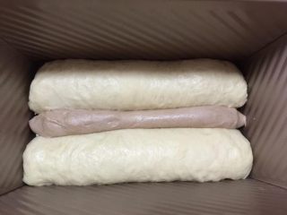 10、致高考——书形记忆面包,然后也按照步骤5、6的方法卷成小长条，放在两个大的长面团中间。