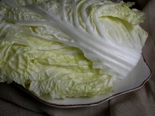 2、部队火锅,大白菜洗干净，中间切一刀备用