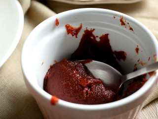 4、部队火锅,然后我们来调个酱料:2勺韩式辣酱