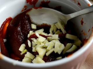 5、部队火锅,蒜切成蒜末，加进去