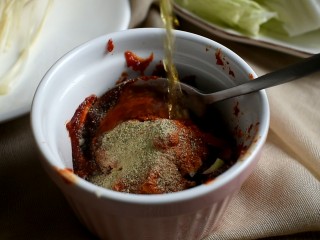 8、部队火锅,淋入一勺料酒