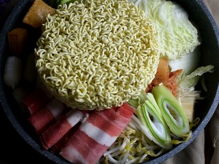 16、部队火锅,辛拉面放到酱料上