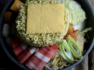 17、部队火锅,再盖上一片芝士
