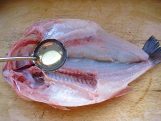 3、川香麻辣烤鱼：麻辣过瘾的豪华烤鱼,再抹上适量料酒，腌制20分钟。