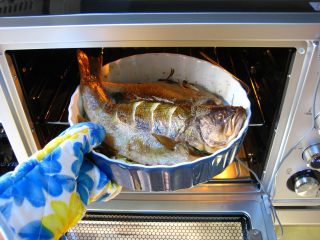 4、川香麻辣烤鱼：麻辣过瘾的豪华烤鱼,烤箱提前预热，上下火200度，烤箱中层，烤35分钟。.时间到了以后将鱼取出，放至一边备用，然后制作酱汁。（时间温度请根据自家烤箱脾气适当调整）