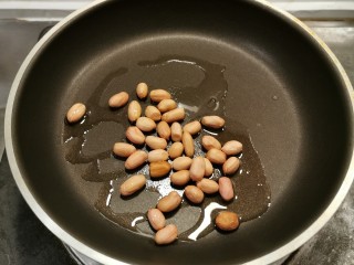 2、酸辣土豆粉,先炒花生仁 锅中放入1汤匙食用油  放入花生仁翻炒