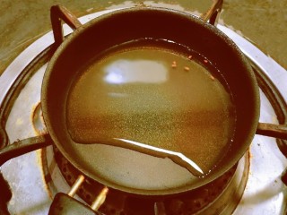 6、酸辣土豆粉,小油锅 放入食用油  加热至有微微青烟飘起 关火