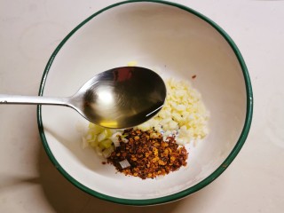 7、酸辣土豆粉,快速浇到碗里