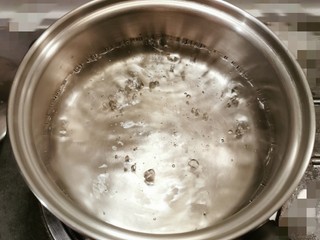 9、酸辣土豆粉,煮锅  放入清水烧开