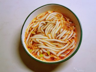 13、酸辣土豆粉,将煮好的土豆粉捞到酸辣汤碗里