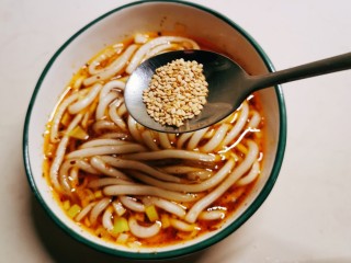 14、酸辣土豆粉,撒上熟芝麻