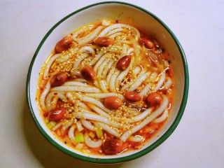 15、酸辣土豆粉,放入炒好的花生仁