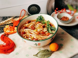 17、酸辣土豆粉,趁热放入香菜 酸辣够味