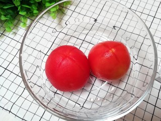 4、柠香番茄酱,轻松去皮，准备榨汁喽