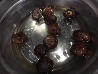 1、香菇鸡丁酱,干香菇泡发洗净