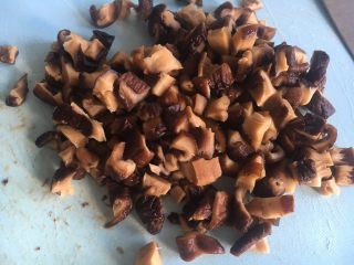 2、香菇鸡丁酱,挤干水份切小粒