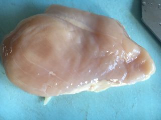 3、香菇鸡丁酱,鸡胸肉洗净切丁