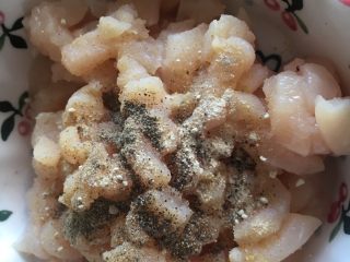 4、香菇鸡丁酱,撒上五香粉胡椒粉