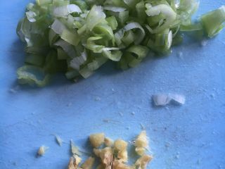 5、香菇鸡丁酱,大葱生姜切碎