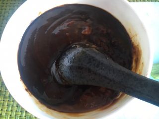 6、香菇鸡丁酱,豆瓣酱和甜面酱混合均匀