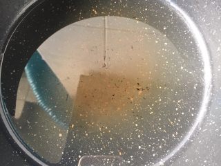 7、香菇鸡丁酱,锅里倒油烧热