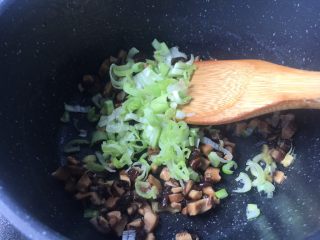 9、香菇鸡丁酱,接着放大葱炒香