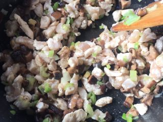 11、香菇鸡丁酱,快速翻炒至变色
