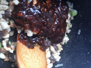 12、香菇鸡丁酱,倒入酱料