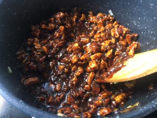 13、香菇鸡丁酱,翻炒两分钟混合均匀