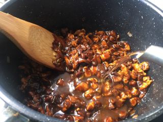 14、香菇鸡丁酱,加入少许的清水