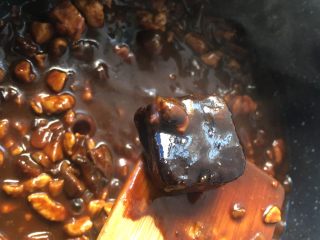 15、香菇鸡丁酱,放块红糖